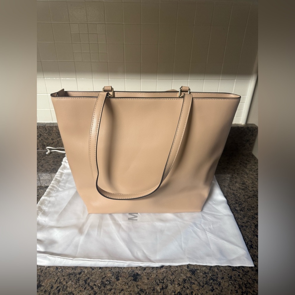 Michael Kors Oyster Structured Tote with Gold Accents-New Excellent Condition - Picture 4 of 7